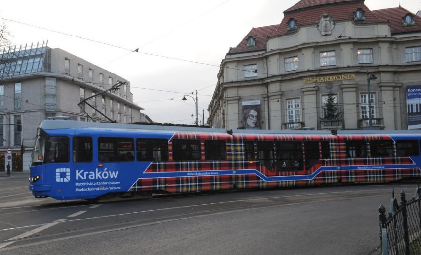 Kraków. Tramwaj w szkocką kratę na ulicach miasta