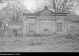 Jest tu park, a kiedyś był cmentarz. Zobacz archiwalne zdjęcia poniemieckiej nekropolii w centrum Kostrzyna 