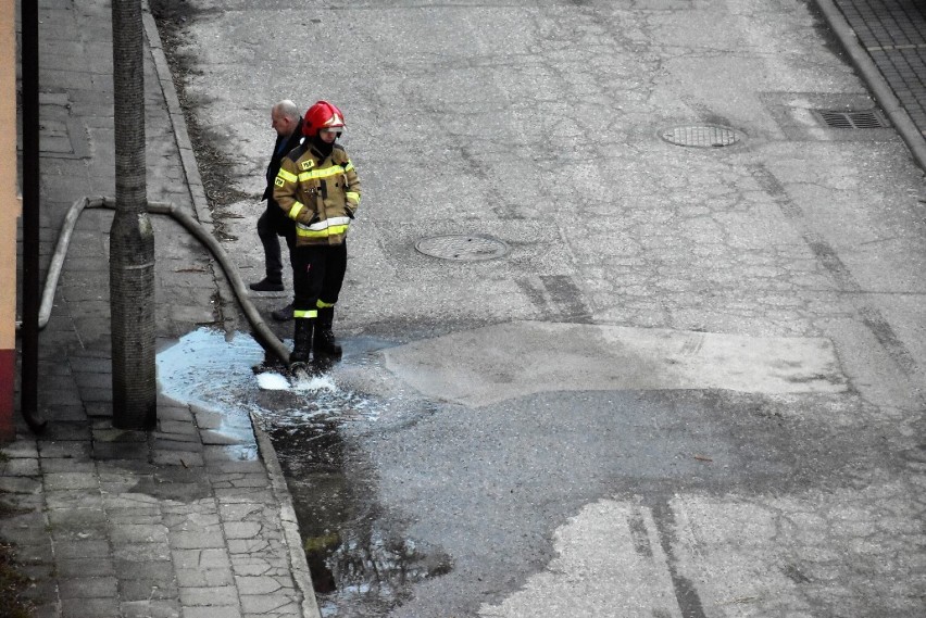 Strażacy wypompowywali tu wodę kilka razy - Sławno ul....