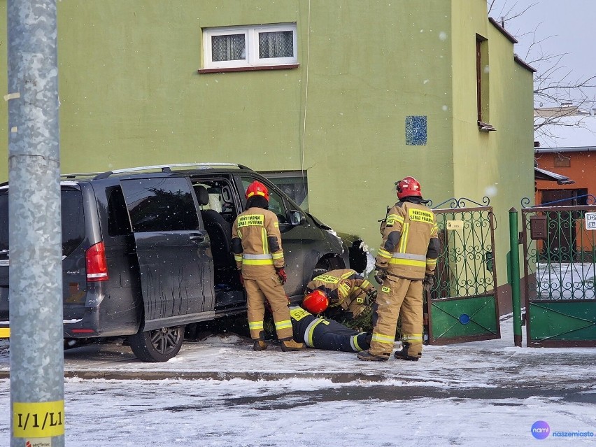 Wypadek we Włocławku. Mercedes uderzył w budynek.