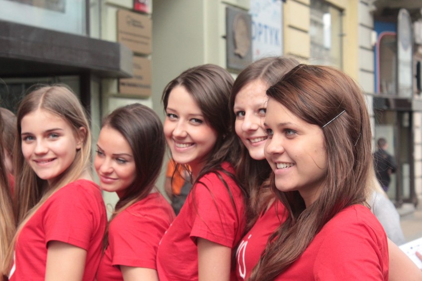 Kandydatki do tytułu Miss Polski Ziemi Łódzkiej zaprezentowały się na ul. Piotrkowskiej