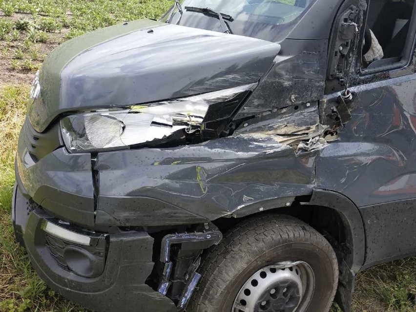 Wypadek w powiecie radziejowskim. Ciężarowy mercedes uderzył naczepą w iveco [zdjęcia]