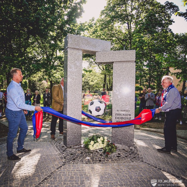 Pomnik odsłonięto 14 maja 2022 roku na Skwerze im. Zbigniewa Dobosza