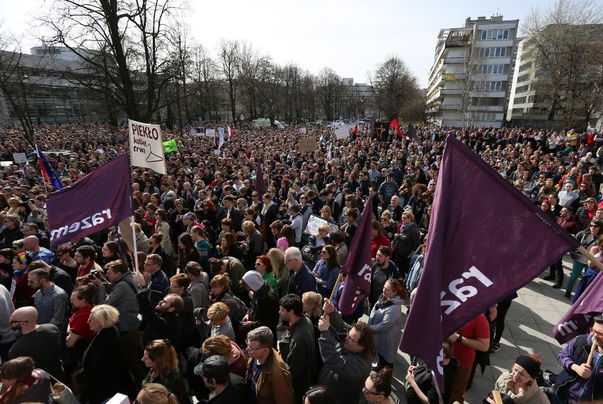 Nie dla torturowania kobiet! Pod Sejmem trwa protest przeciw...