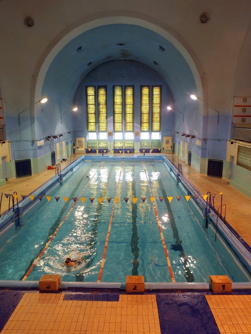 Pływalnia w dawnej synagodze - zdjęcie archiwalne