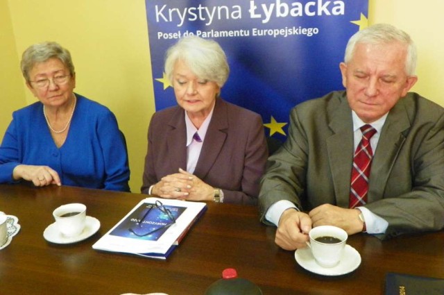 Europosłanka Krystyna Łybacka (w środku)