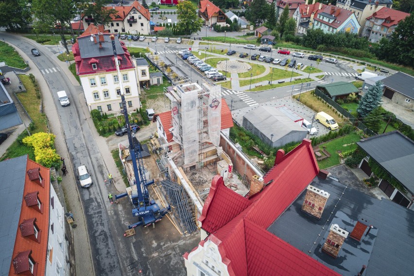 Tak montują dach na wieży remizy OSP w Dusznikach-Zdroju