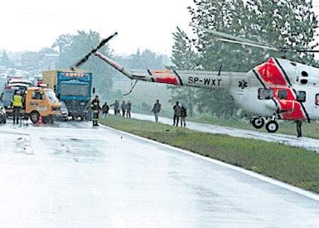 Poszkodowanych w wypadkach helikopter odtransportował do szpitali. Ofiar śmiertelnych na szczęście nie było. Zdjęcie: ARKADIUSZ ŁAWRYWIANIEC