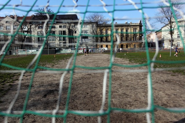 - Mówiłem, że w krótkim czasie będzie konieczna wymiana nawierzchni trawiastej na sztuczną, a to pociągnie za sobą wysokie koszty - opowiada Dobosz. Przypomina, że gdy powstawał podziemny parking, budujący go Hiszpanie obiecali na własny koszt postawić boiska i położyć sztuczną nawierzchnię. Decyzja gminy była negatywna.