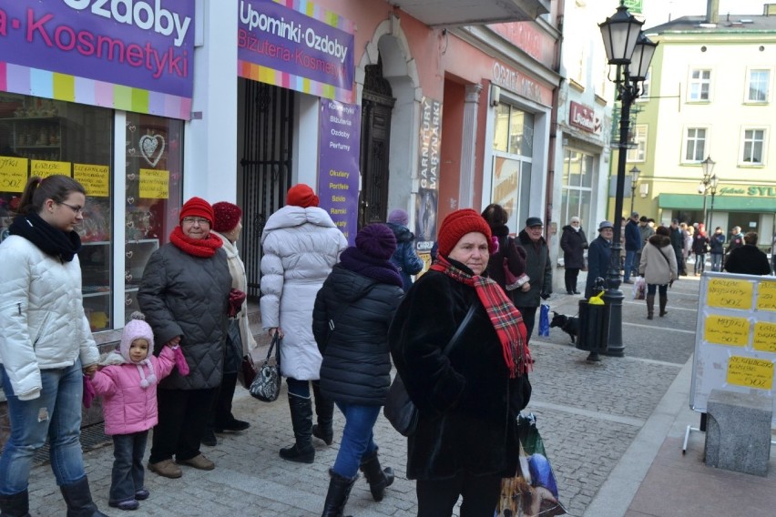 Tczewscy maturzyści zatańczyli poloneza na ulicach miasta. ZOBACZ ZDJĘCIA