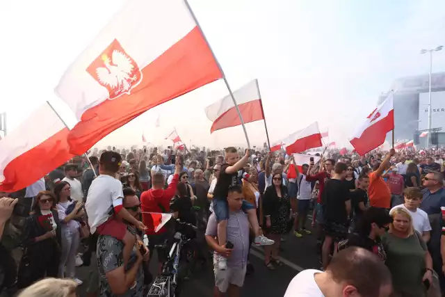 Godzina "W", Warszawa 2019. Całe miasto stanęło, by upamiętnić 75. rocznicę wybuchu Powstania Warszawskiego