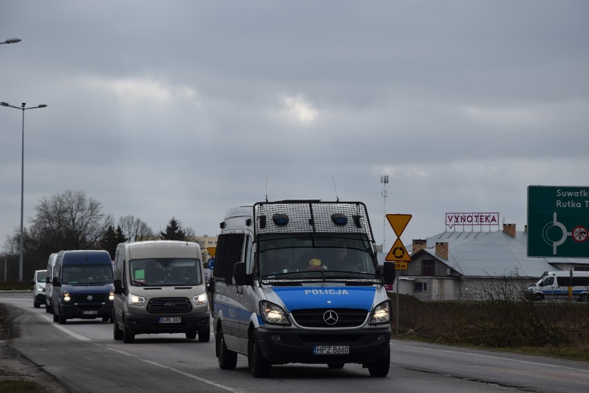 Koronawirus Suwalszczyzna. Białe konwoje przewożą cudzoziemców na granicę z Litwą (17.03.2020)