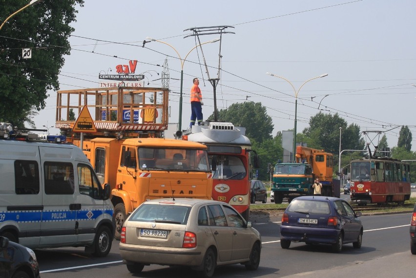 Wykolejony tramwaj na skrzyżowaniu ulic Piłsudskiego i Kresowej