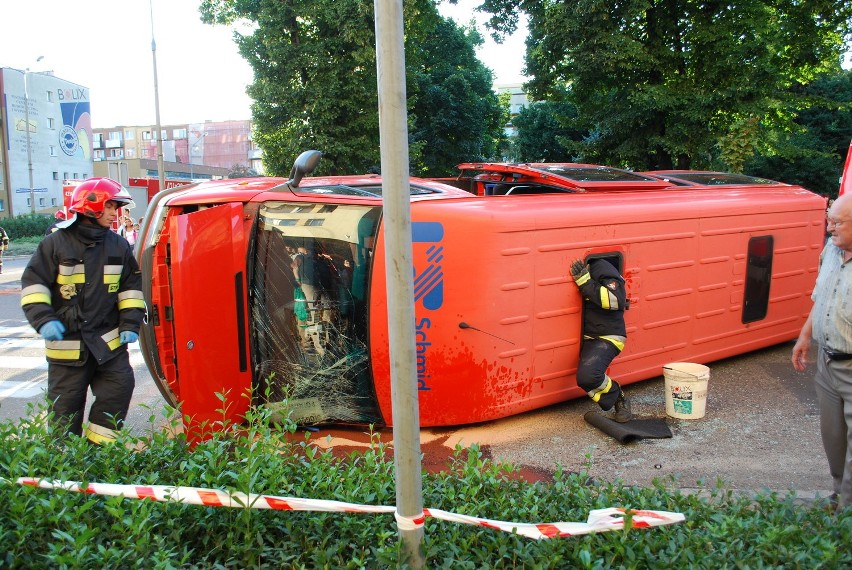 Głogów: Zderzenie busa z alfa romeo. Pięć osób trafiło do szpitala (ZDJĘCIA)