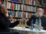 Pleszew. Prof. Jerzy Bralczyk i red. Michał Ogórek promowali swoją książkę