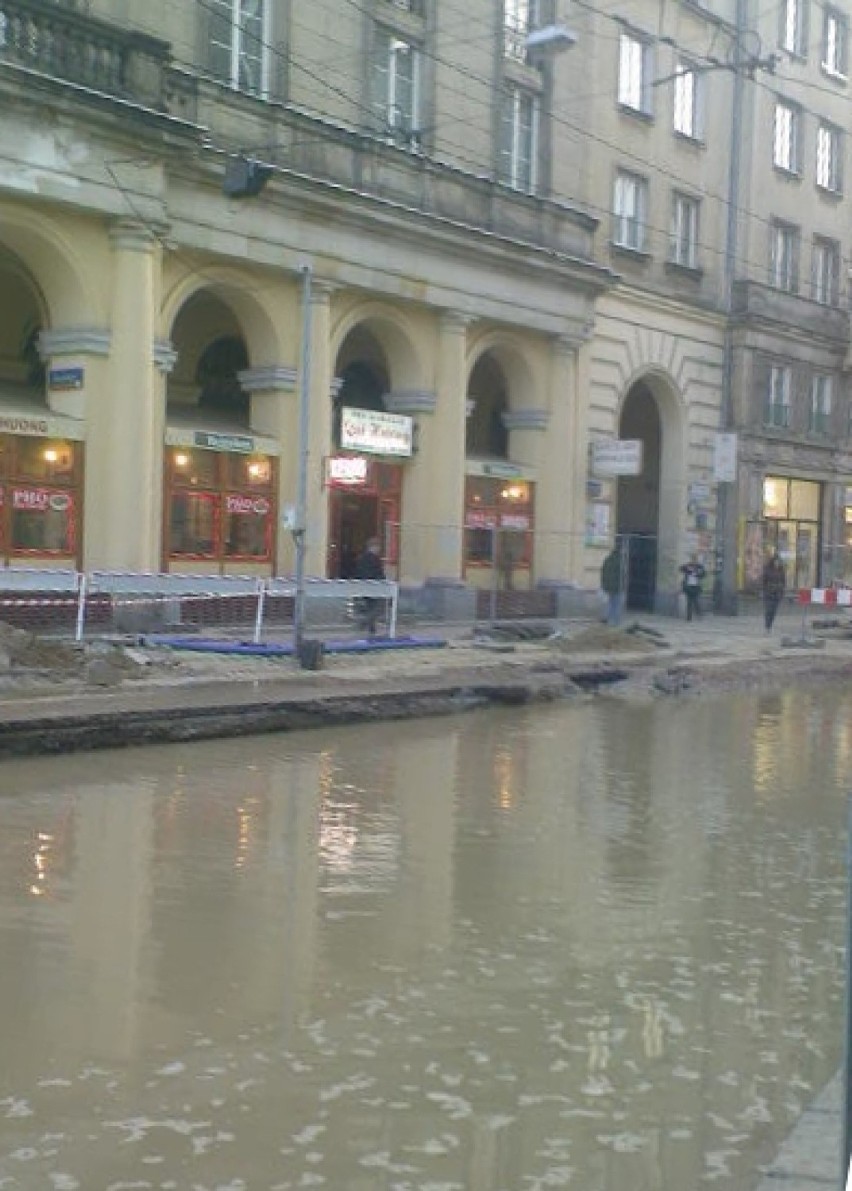 Zalany plac Zbawiciela. Pękła rura wodociągowa [zdjęcia]