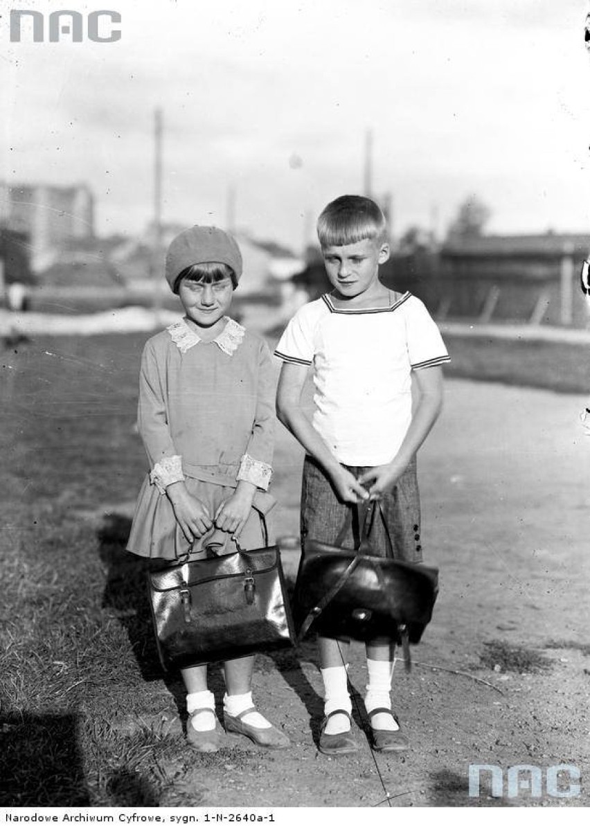 Dzieci z tornistrami w dniu rozpoczęcia roku szkolnego, 1930-08.