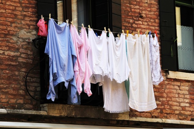 Za wywieszanie prania grożą mandaty. Podstawą interwencji jest zgłoszenie ze strony tzw. życzliwych sąsiadów. Czasem widok wiecznie rozwieszonego prania nie jest przyjemny. Co wtedy można zrobić?