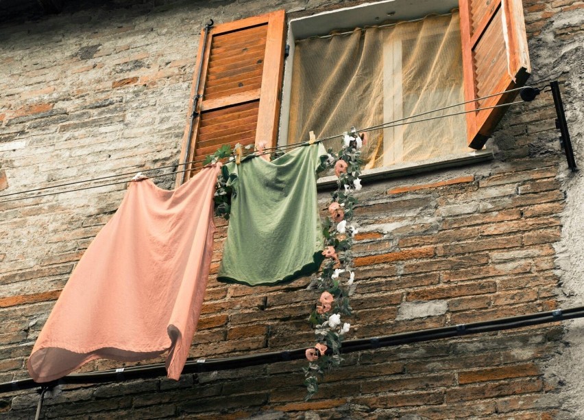 Teoretycznie prawo nie zakazuje suszenia prania na balkonie....