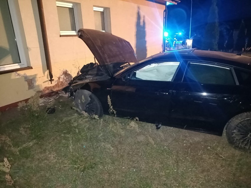 Gmina Kamieńsk. Wypadek w Gałkowicach Starych. Audi wjechało w świetlicę. ZDJĘCIA