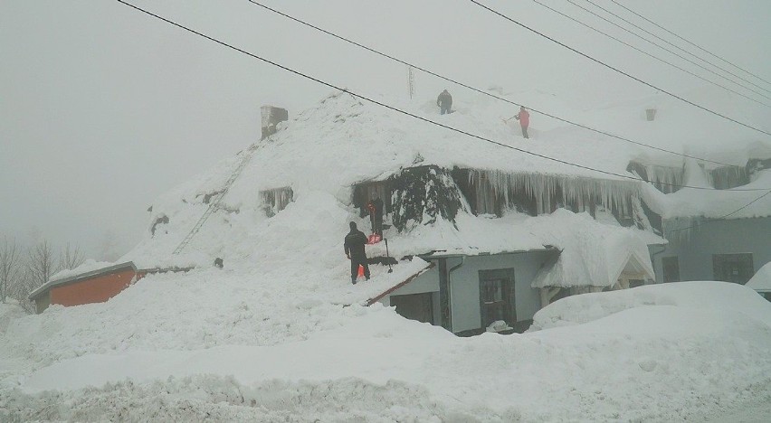 Śniegu w Beskidach jest tak dużo, że jest niebezpieczny dla...