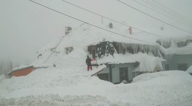 Śniegu w Beskidach jest tak dużo, że jest niebezpieczny dla budynków
