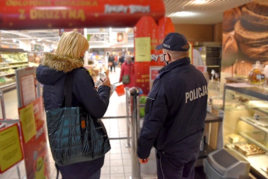 Starogard Gdański - Policjanci z pracownikami sanepidu kontrolują galerie i sklepy ZDJĘCIA 