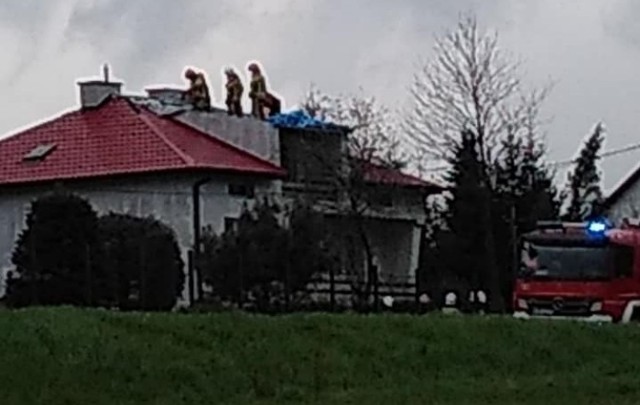 Podmuch wiatru uszkodził poszycie dachu na jednym z domów w Biesnej