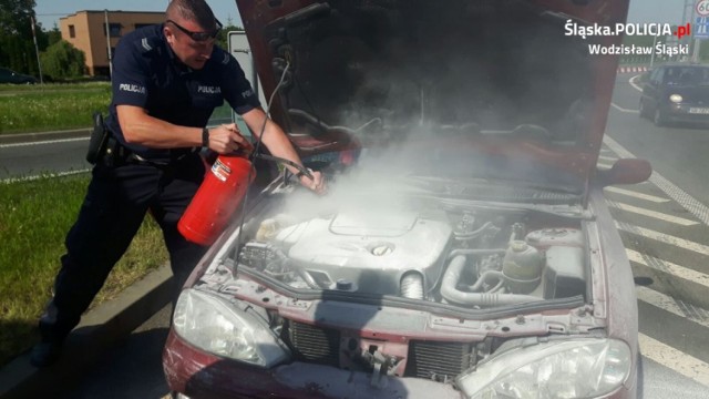 Policjanci gasili pożar samochodu w Mszanie