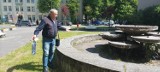 Niszczeje fontanna przy al. Wyzwolenia w Wałbrzychu. Smutny skwer koło starostwa