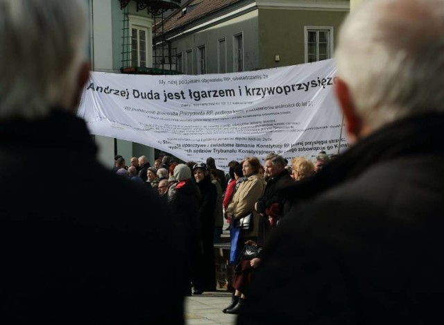 Antyprezydencki baner pozostanie w areszcie w Piotrkowie. Transparent był wykorzystany podczas pikiety przeciwko Andrzejowi Dudzie w czasie obchodów Dni Przyjaźni Polsko - Węgierskiej w Piotrkowie