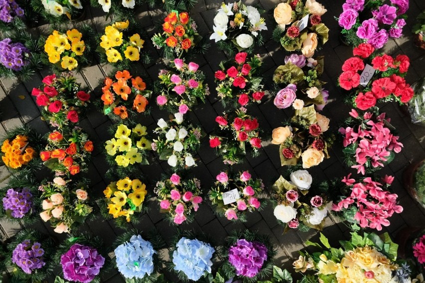 W kwiaciarniach możemy kupić wyjątkowe kompozycje kwiatów to...