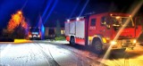 Nocny alarm strażaków do płonących sadzy w przewodzie kominowym domu mieszkalnego
