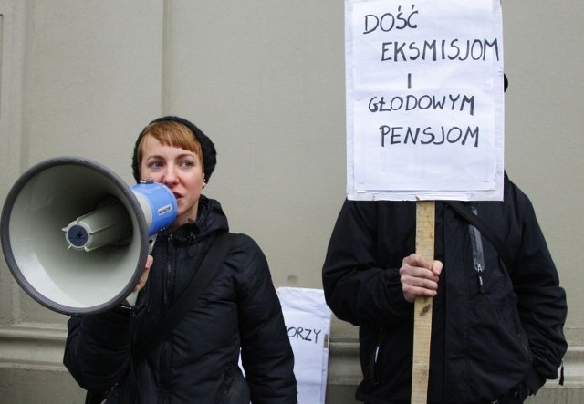 Poznańscy anarchiści i członkowie Wielkopolskiego Stowarzyszenia Lokatorów 10 stycznia pikietowali przed siedzibą Zarządu Komunalnych Zasobów Lokalowych przy ul. Matejki.

Powodem protestu były sprawy mieszkańców poznańskich kamienic, które znalazły finał w sądzie. 

ZOBACZ: Protesty w Poznaniu - Anarchiści przed ZKZL [ZDJĘCIA]