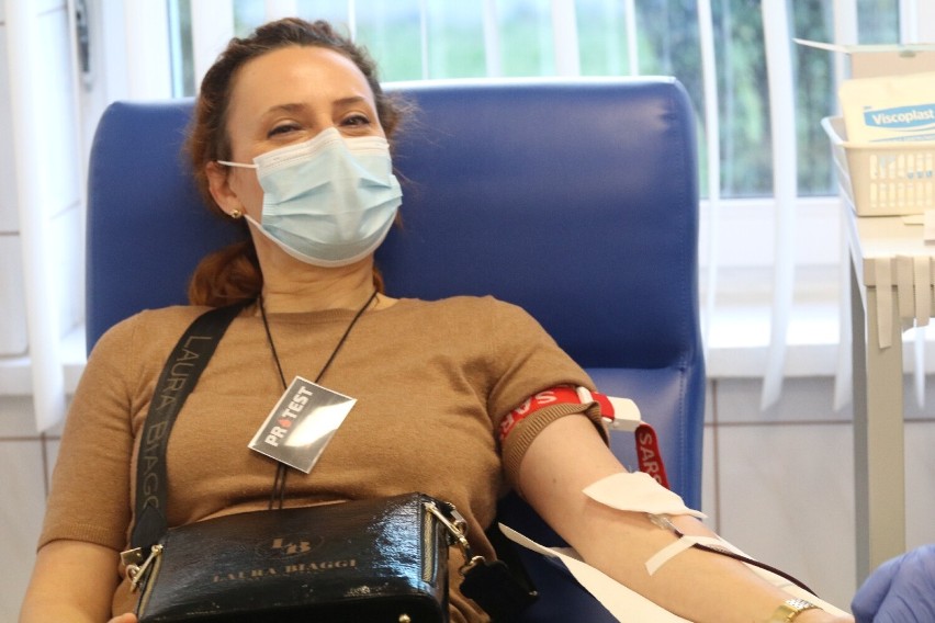 Legnica: Pracownicy MOPS-u i DPS-u protestują oddając krew w szpitalu
