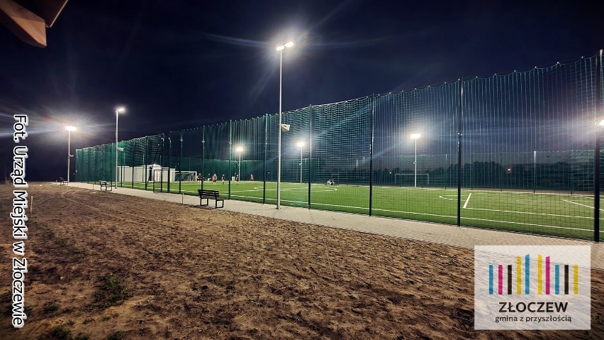 Nowe boisko w Złoczewie czeka na chętnych także wieczorową porą. Urząd zachęca do skorzystania ze sportowej infrastruktury  ZDJĘCIA
