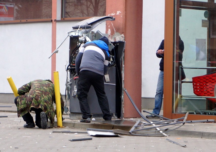 Wysadzili w powietrze bankomat przy ul. Roztocze w Lublinie. Zobacz zdjęcia