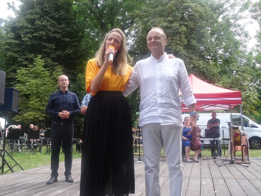 Kolejna "Niedziela u Niechciców" w Russowie. Zespół "Przodki" i Młodzieżowa Orkiestra Dęta OSP w Rajsku porwały widownię do tańca ZDJĘCIA