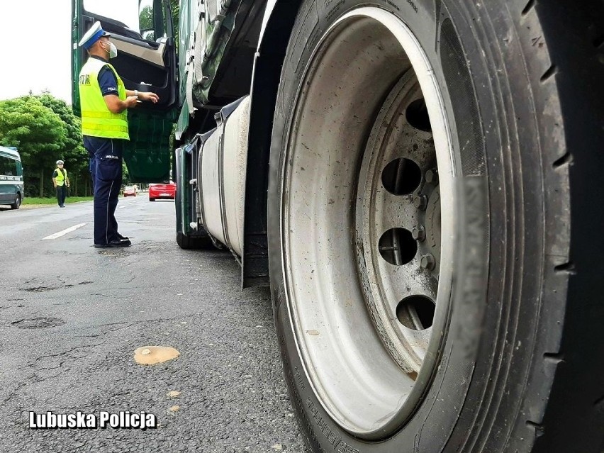 Policjanci m.in. sprawdzali stan techniczny pojazdów....