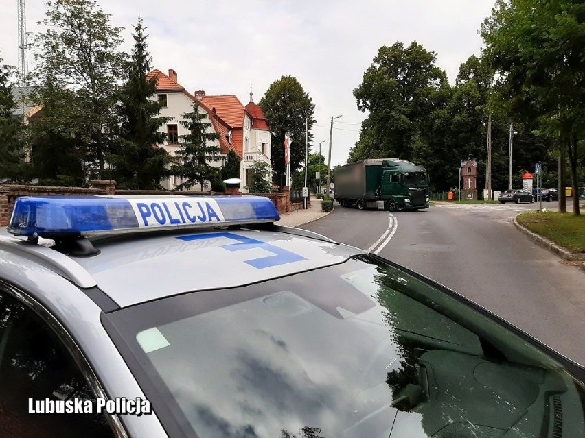 Policjanci m.in. sprawdzali stan techniczny pojazdów....