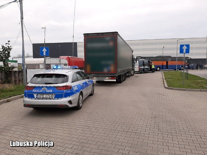 Policjanci m.in. sprawdzali stan techniczny pojazdów....