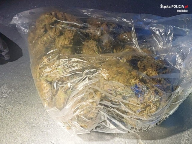W samochodzie 27-letniego mężczyzny policjanci znaleźli worek z suszem marihuany