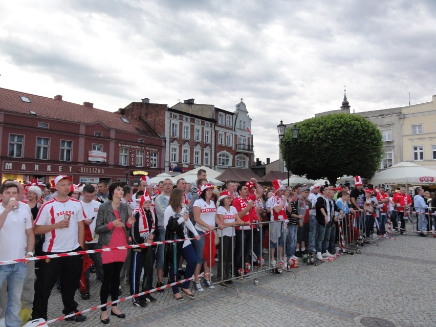 Mieszkańcy Kościerzyny przyszli na Rynek, aby kibicować biało - czerwonym w meczu z Czechami