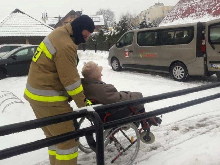 Strażacy pomogają seniorom w transporcie do punktów szczepień