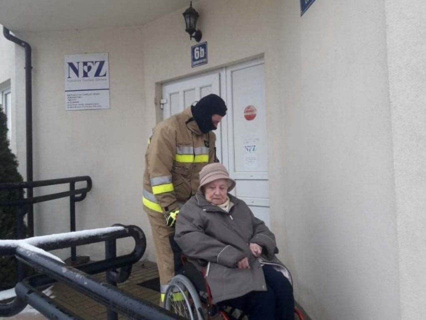 Strażacy pomogają seniorom w transporcie do punktów szczepień