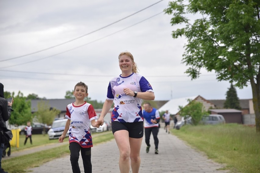 "Leśna Dycha" w Janowie (2021). Pobiegli nie tylko dla siebie. Zbierali pieniądze dla Alanka i Helenki [ZDJĘCIA]