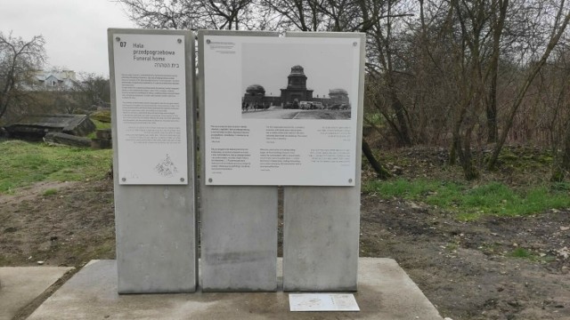 Jeden z elementów nowej plenerowej wystawy na terenie poobozowym. Zadaniem Muzeum KL Plaszow jest stanie na straży pamięci o ofiarach byłego obozu, szeroka edukacja na temat ich losów i ochrona obszaru miejsca pamięci