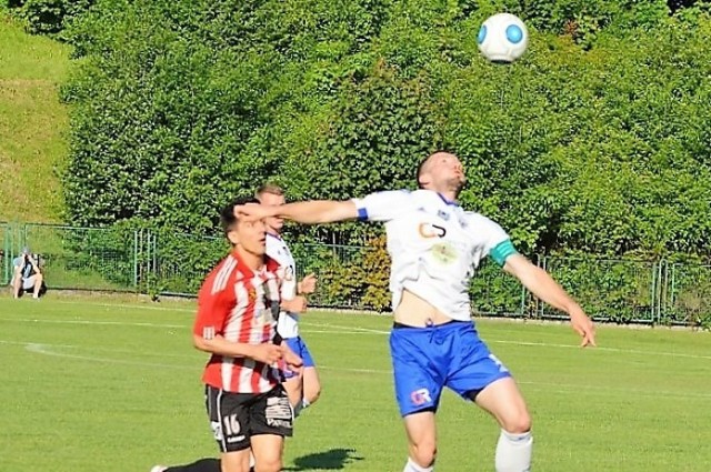 Tomasz Moskała (Beskid, z lewej) atakuje oświęcimskiego obrońcę Marcina Plutę.