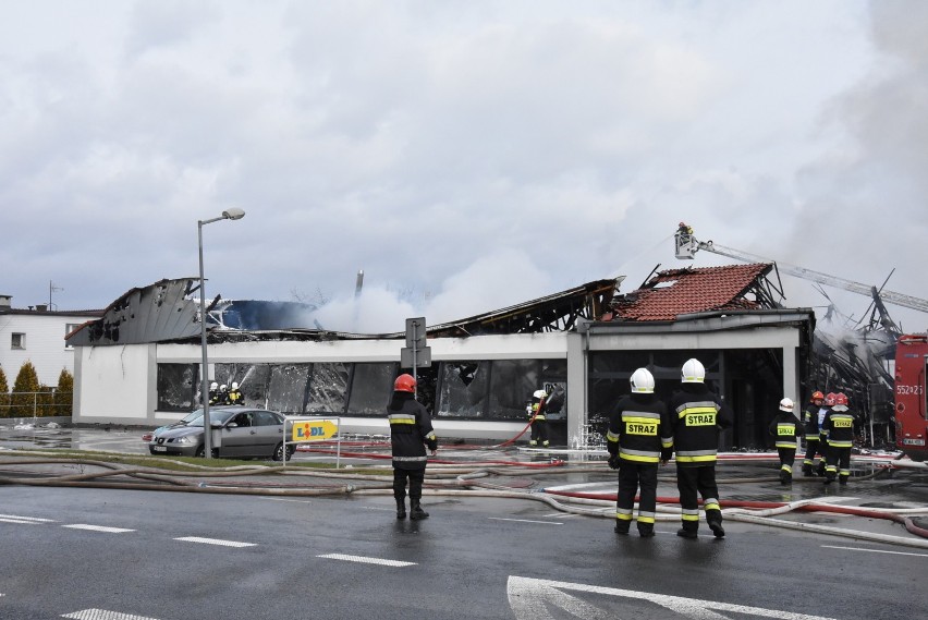 Lidl z Wadowic spłonął w godzinę. Drewniana konstrukcja dachu zawaliła się jeszcze szybciej