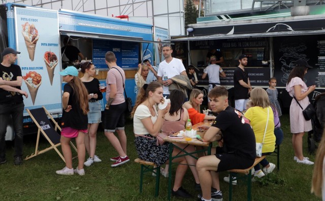 Na Błoniach Nadwiślańskich w Grudziądzu, w niedzielę trwa jeszcze festiwal food trucków. Świętując 731. urodziny miasta mamy więc okazję zjeść niecodzienne dania